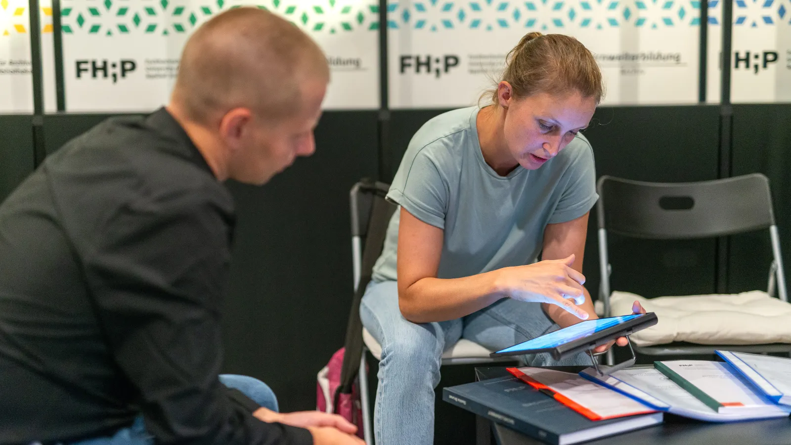 Beatrice Jurth und Nico Beyer besprechen sich zu einer interaktiven Präsentation zu den 4 Weiterbildungsangeboten der Fernweiterbildung Archiv