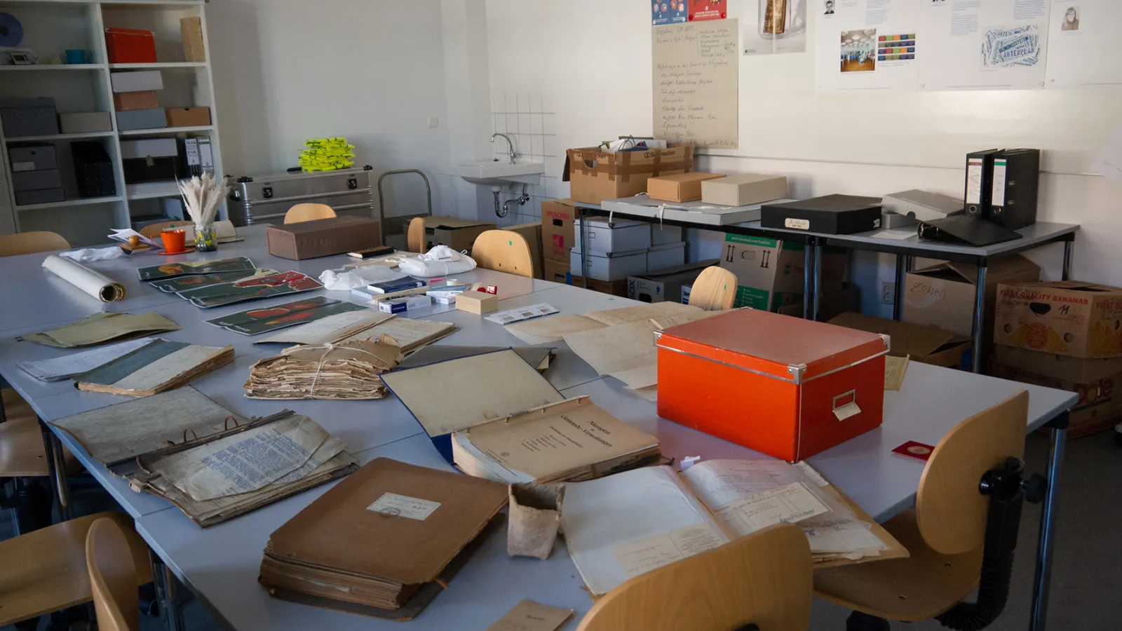 Blick in die Archivwerkstatt am Fachbereich Informationswissenschaften