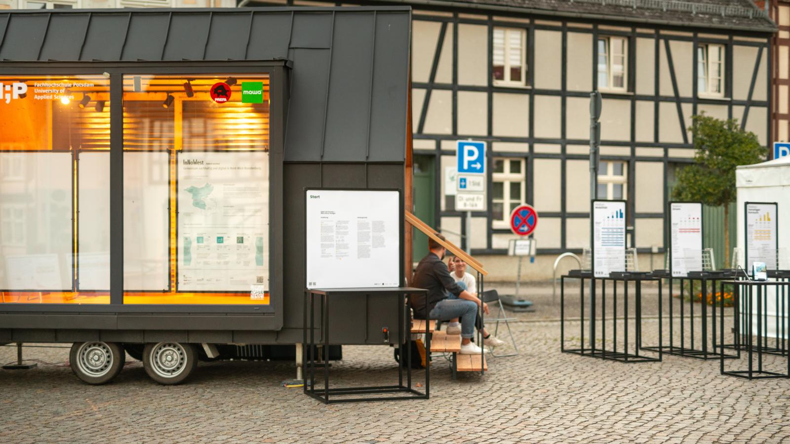 Das FHP Mobil mit Informationen zu InNoWest und dem "Spiel mit Grenzen" bei der langen Nacht der Wirtschaft 2023 in Wusterhausen a. d. Dosse