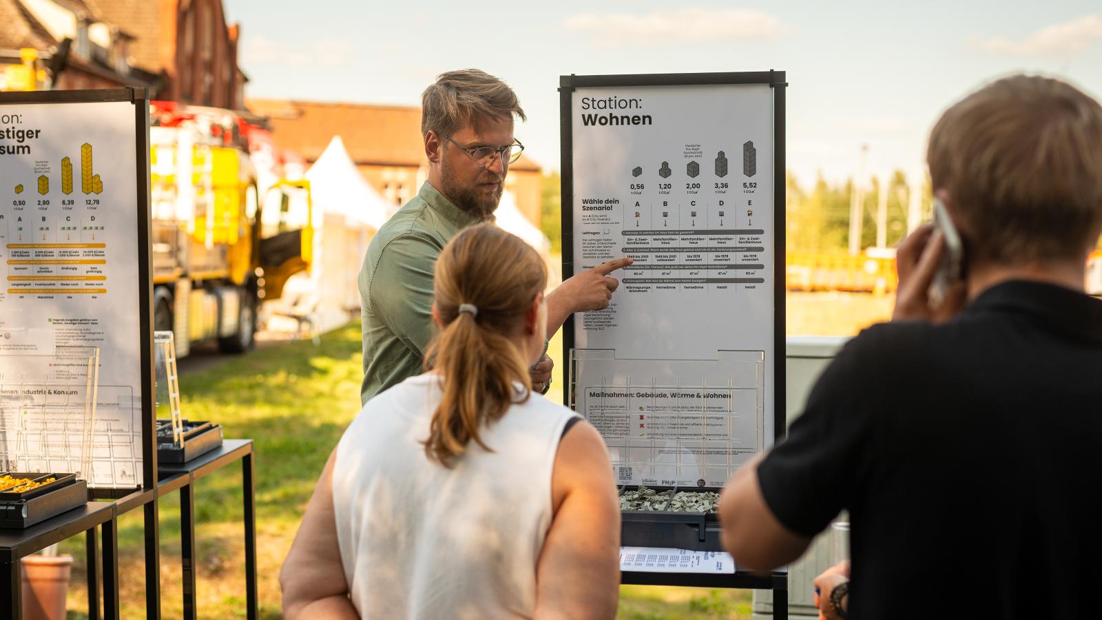Tobias Jänecke von InNoWest erklärt einer interessierten Besucherin im Rahmen des Tags der Schiene 2023 in Wustermark das "Spiel mit Grenzen"