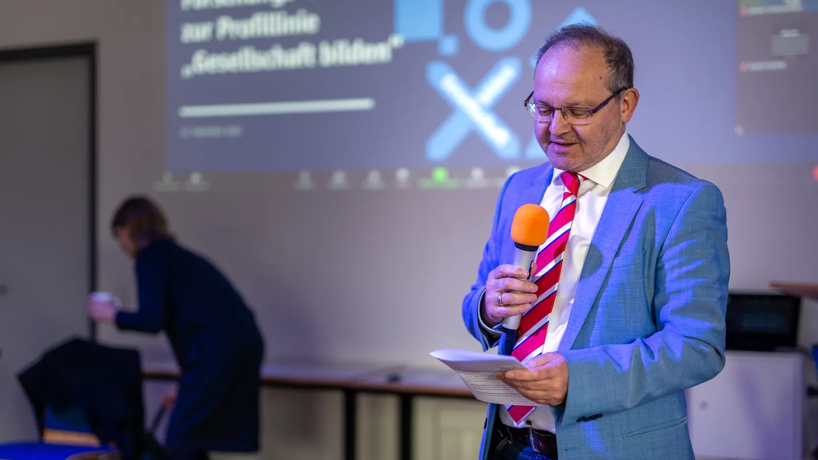 Peter Heisig eröffnet den Profillinientag Gesellschaft bilden