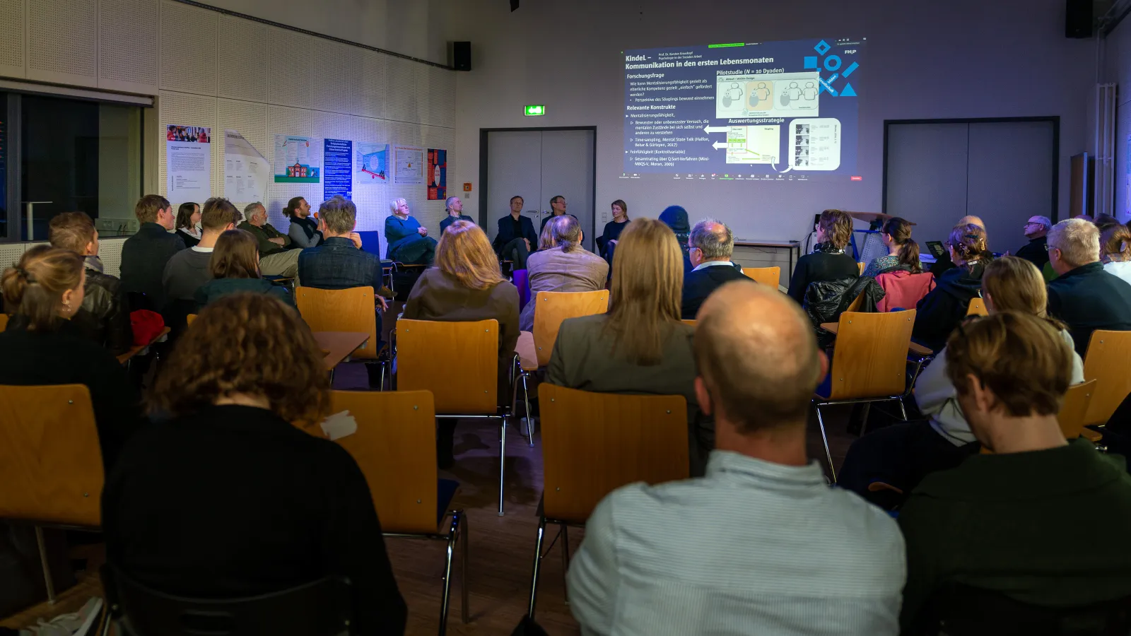 Teilnehmende während einer PowerPoint-Präsentation
