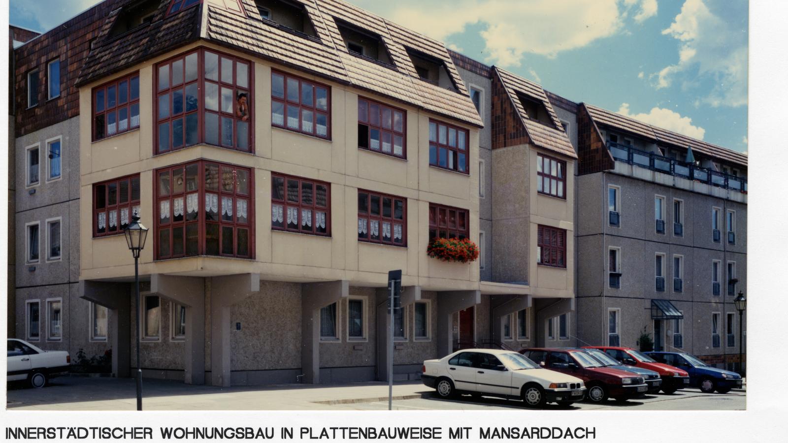 Innerstädtischer Wohnungsbau in Plattenbauweise mit Mansarddach, Fürstenwalde