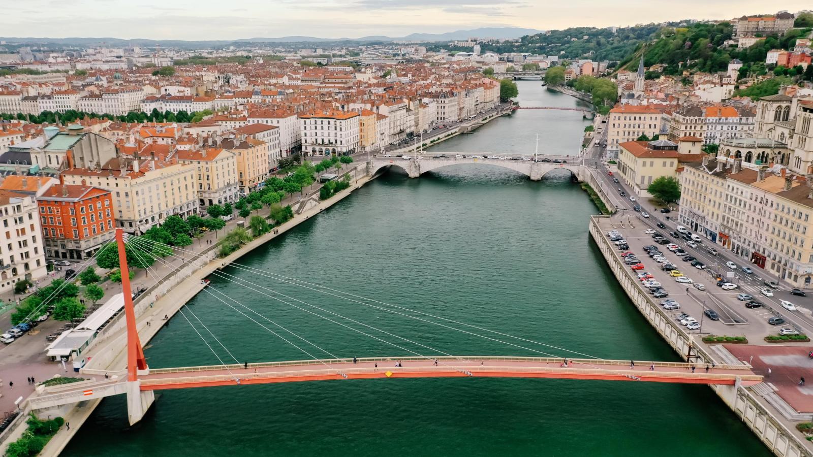 Wir blicken von oben auf den breiten Fluss von Lyon. 