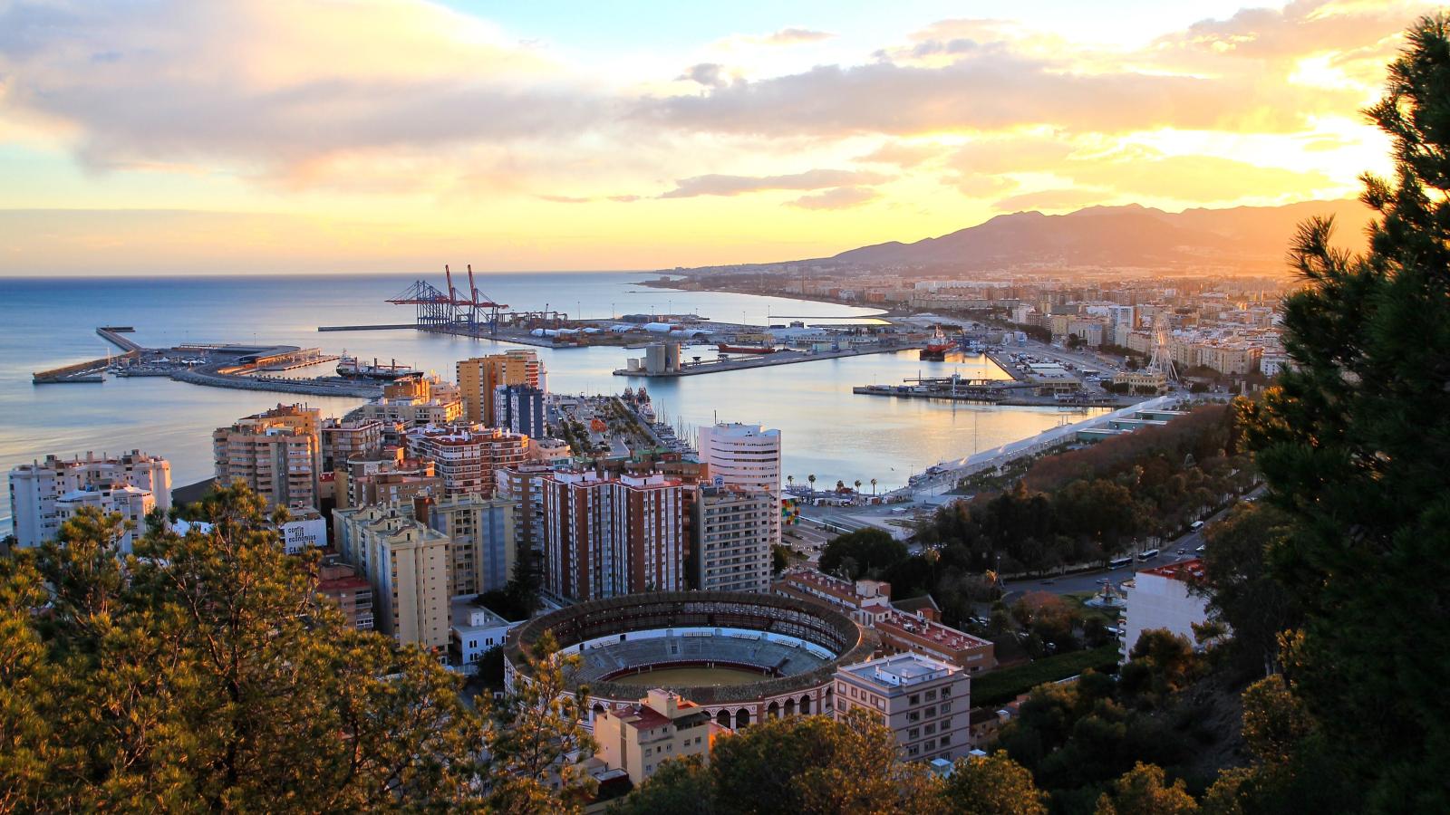 Blick von oben auf die Málaga Hafenfront bei Sonnenuntergang