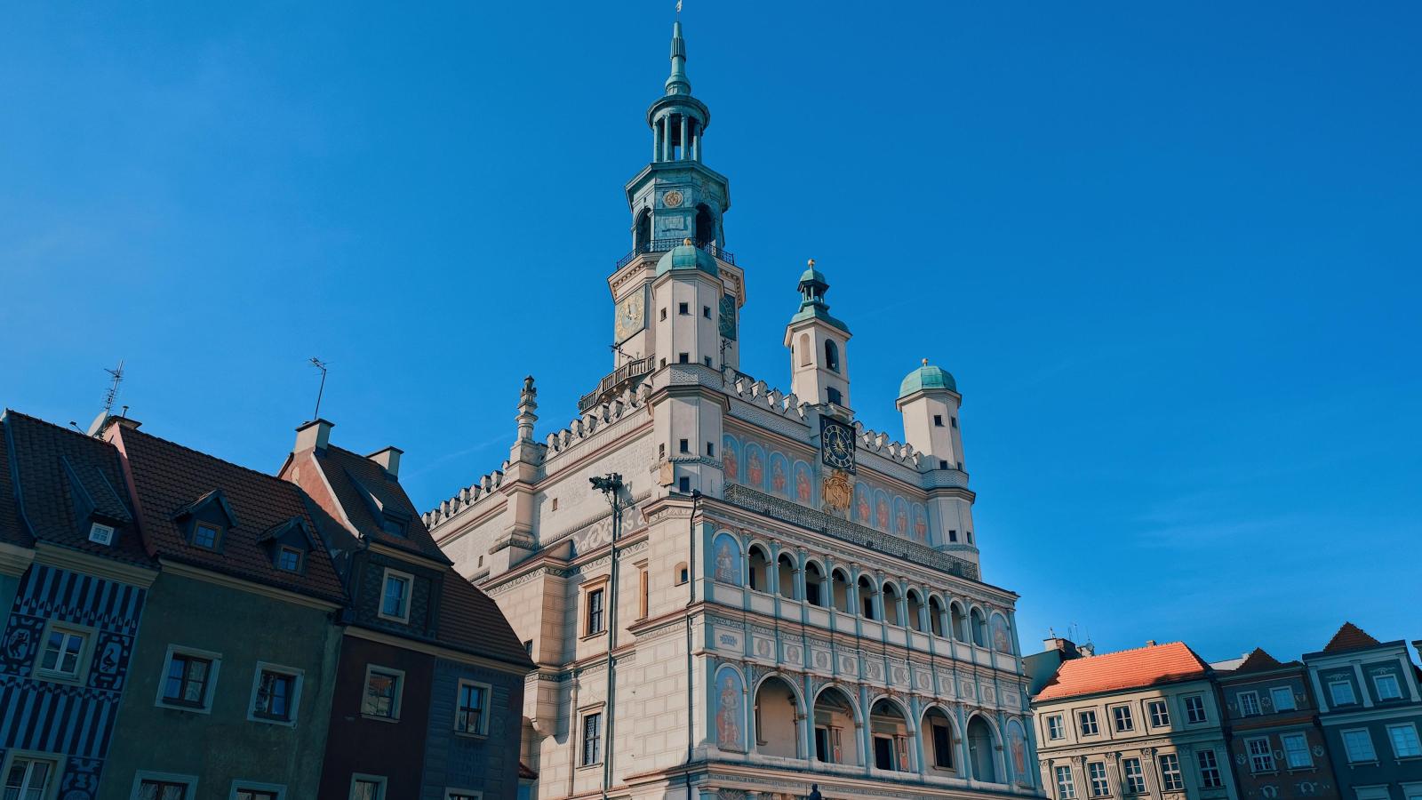Kirche und angrenzende Häuser in Poznan
