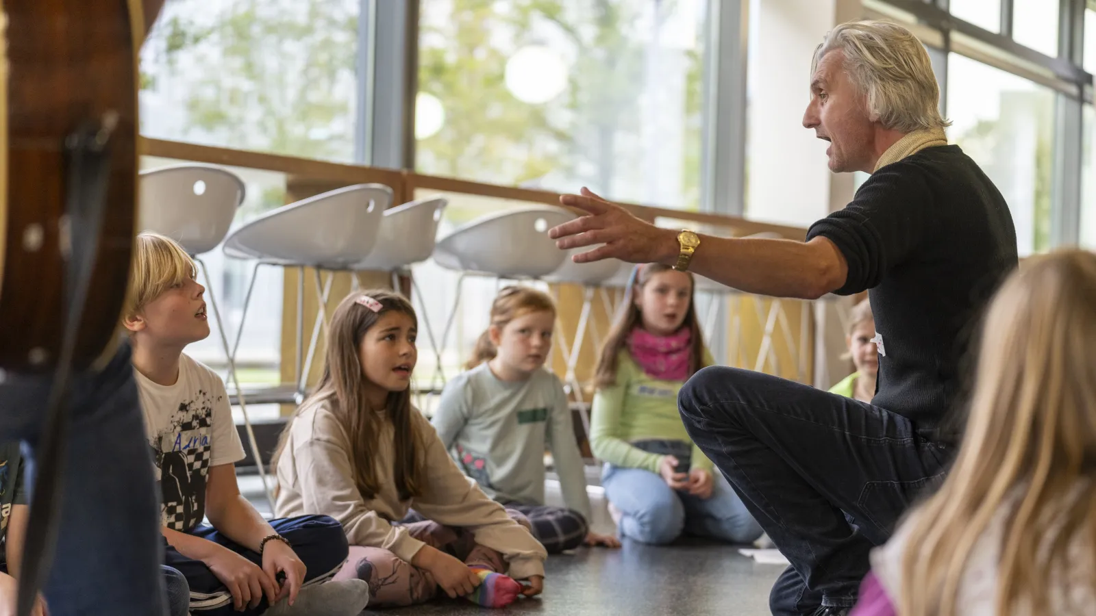Mehrere Kinder werden beim Singen angeleitet