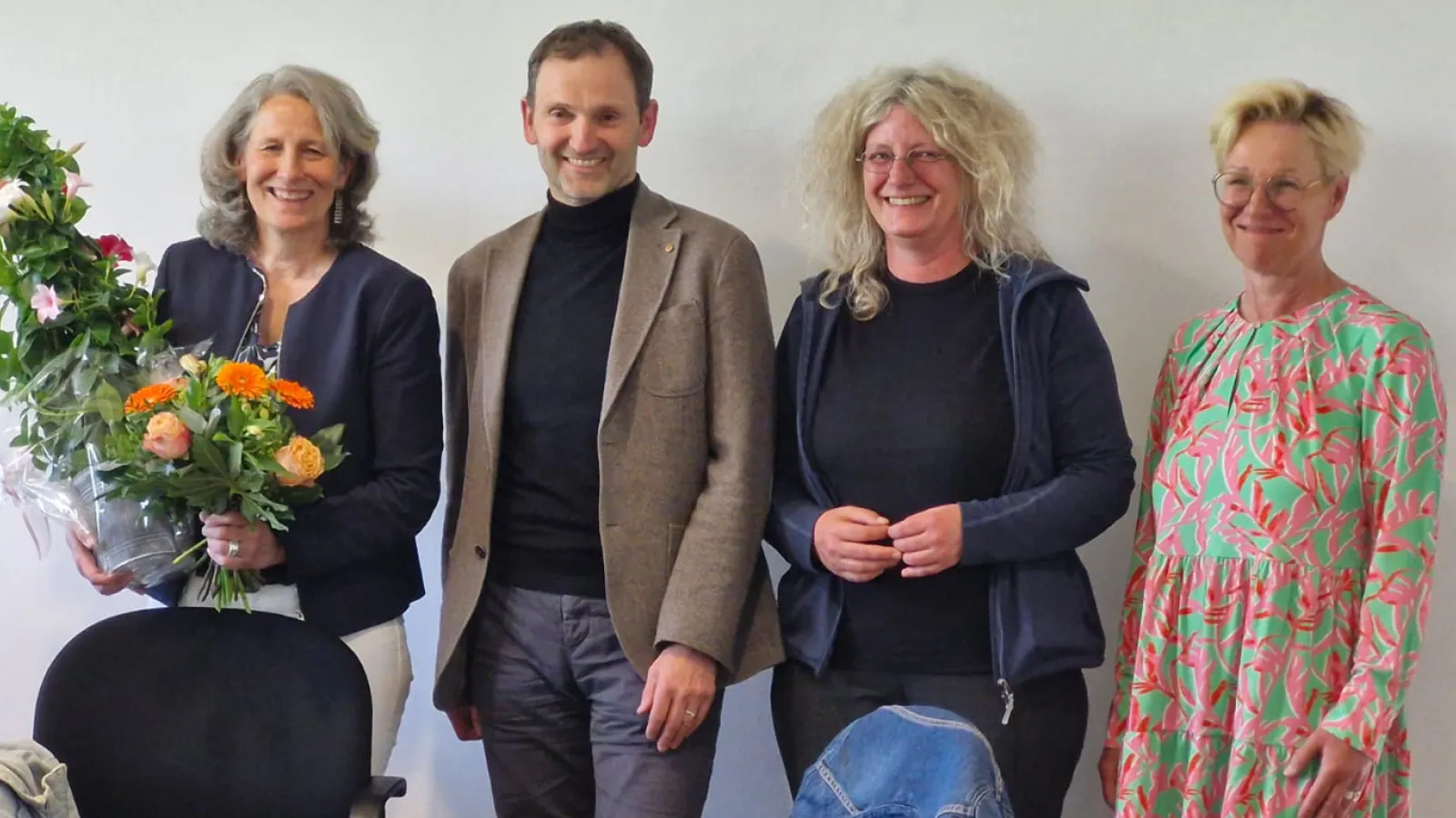 Gruppenbild (v.l.n.r.) Prof. Dr. Eva Schmitt-Rodermund, Prof. Dr. Jörg Röder, Prof. Dr. Heike Neuroth, Gerlinde Reich