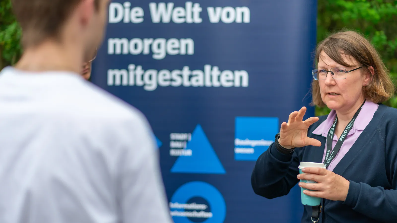 Prof. Constanze Langer aus dem Studiengang Interface Design erklärt einem interessierten Besucher das Interface Design Studium an der Fachhochschule Potsdam