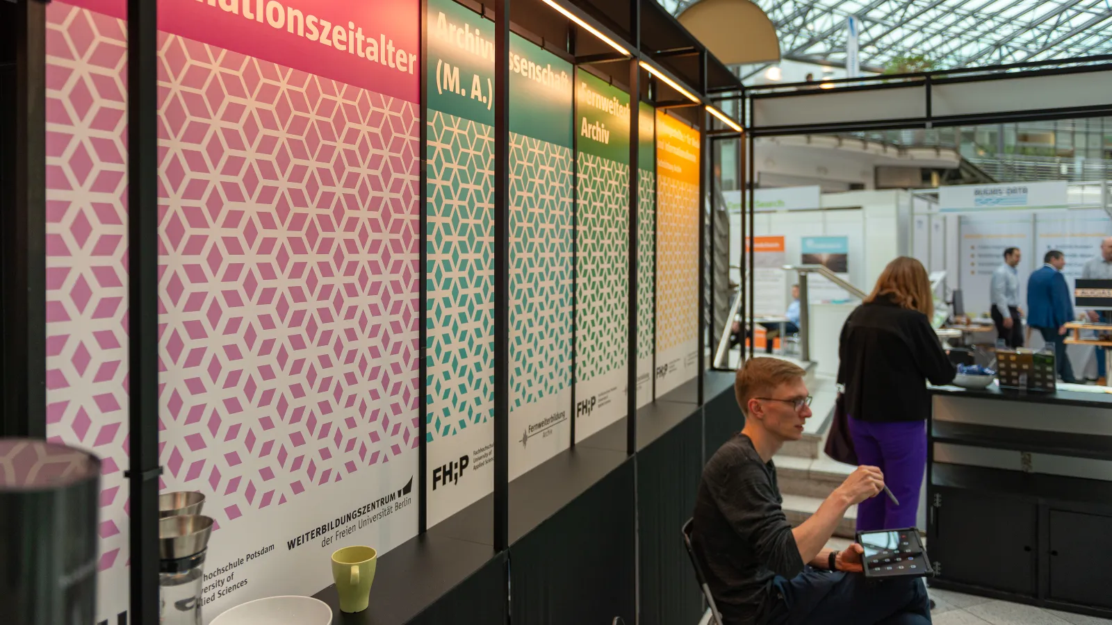 Blick auf den Messestand der der Fachhochschule Potsdam während des Deutschen Archivtags 2024 in Suhl