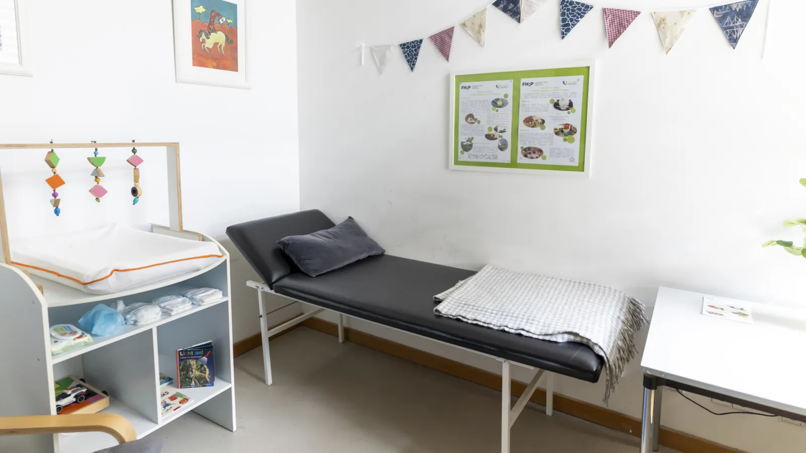 Der FamilienOrt im LW mit Erste-Hilfe-Liege und Wickeltisch.