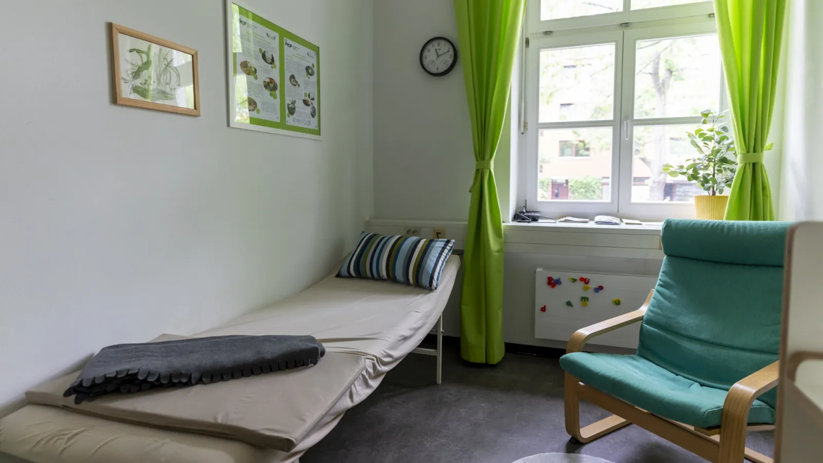 FamilienOrt im Haus 1 mit Erste-Hilfe-Liege.