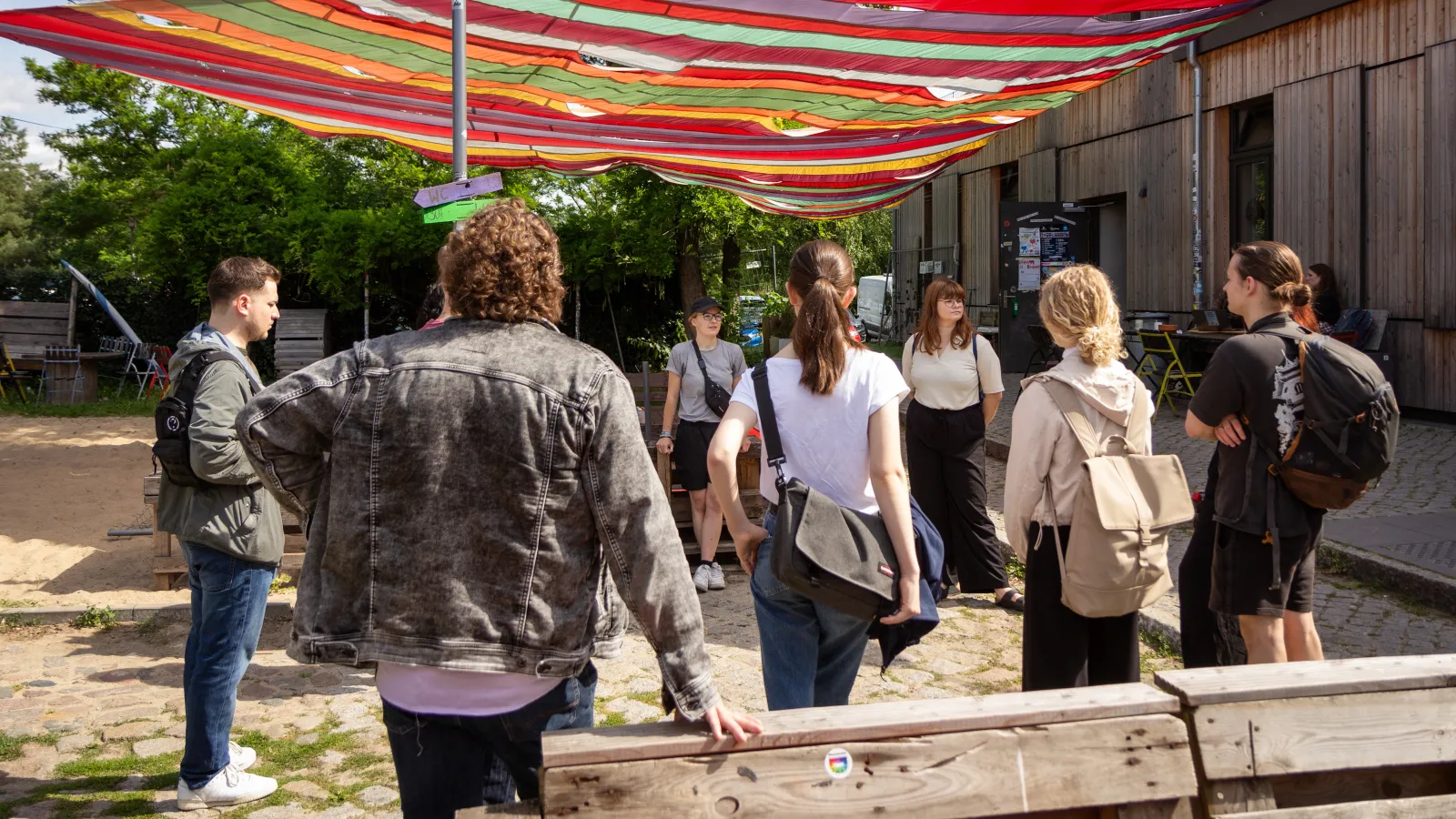 Eine Gruppe von Personen vor Haus 17