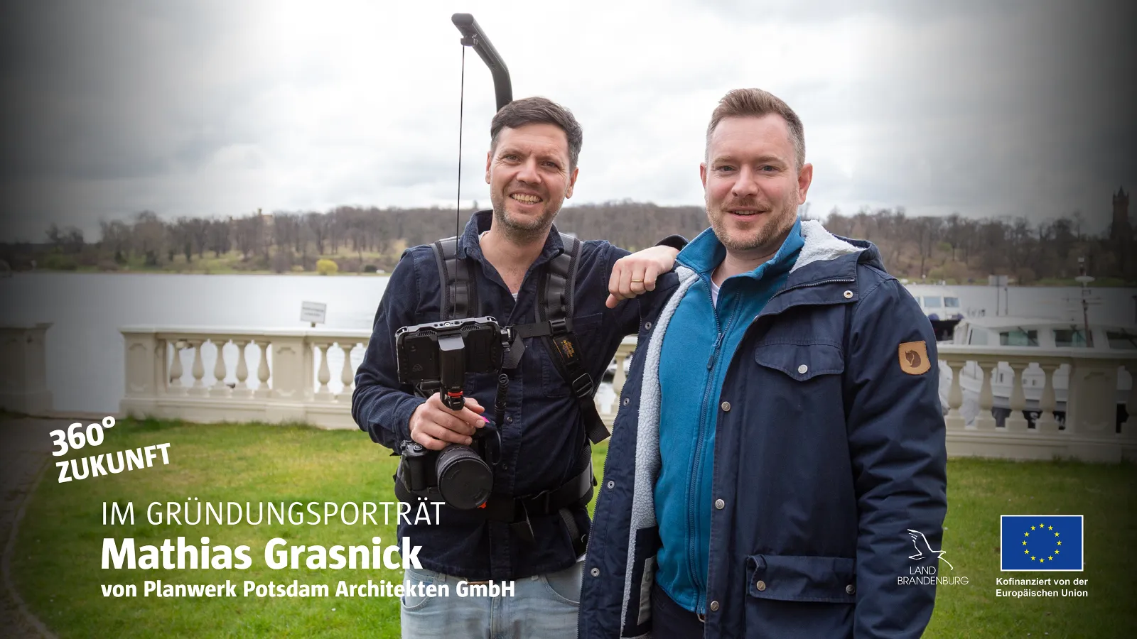 Architekt Mathias Grasnick und Filmemacher Andrej Tschitschil vor Seekulisse