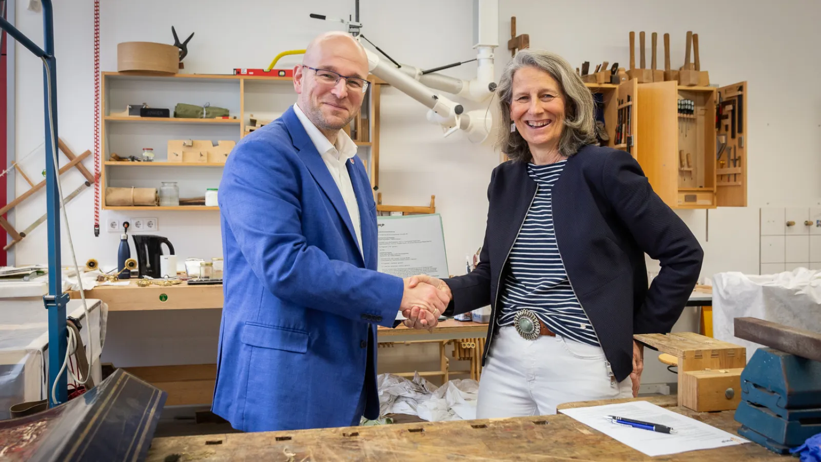 Mann und Frau schütteln sich die Hände