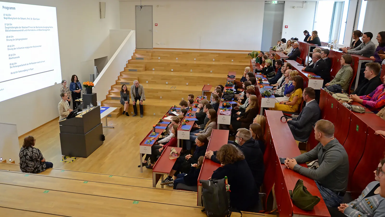 Publikum im Hörsaal bei der Abschlussfeier des Fachbereichs Informationswissenschaften