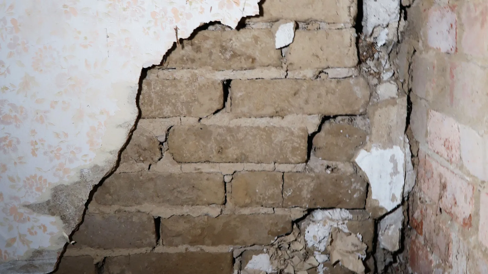 Schadensbild der Wandecke mit Bodenöffnung im Wohnhaus