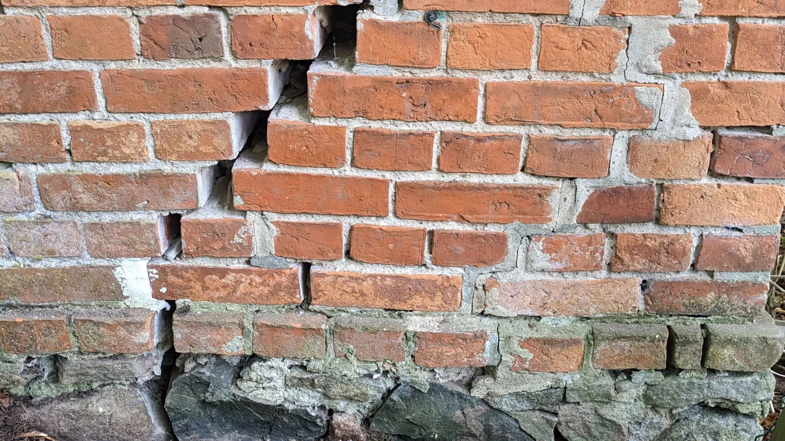 Freilegung eines Fundament-Teils der Wohnhauses unter Wandriss