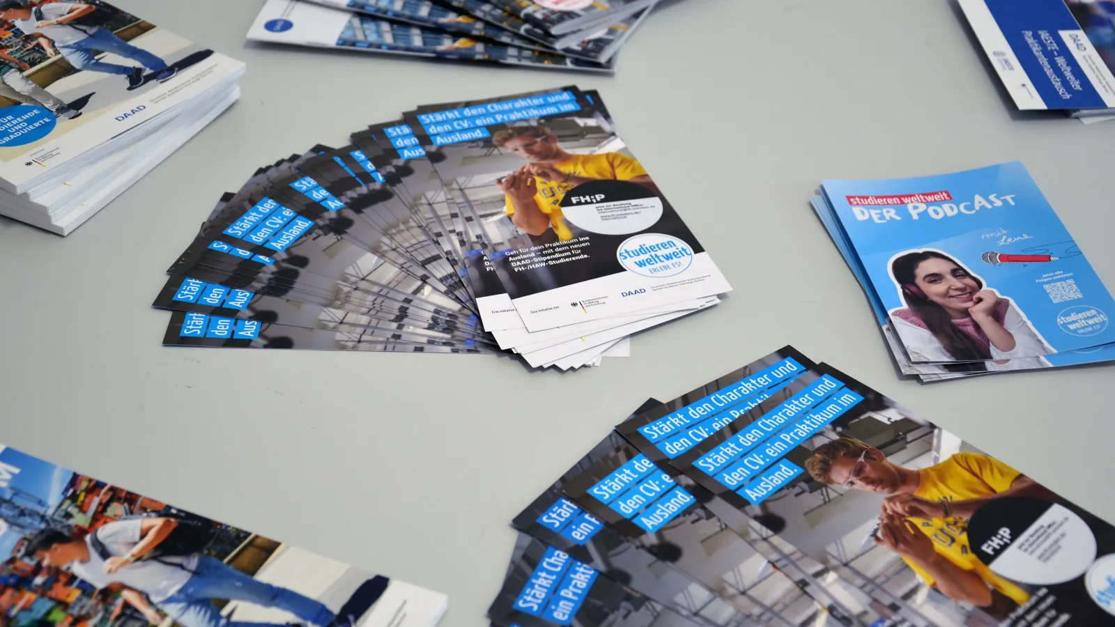 Flyer zum Thema Auslandspraktikum liegen auf einem Tisch