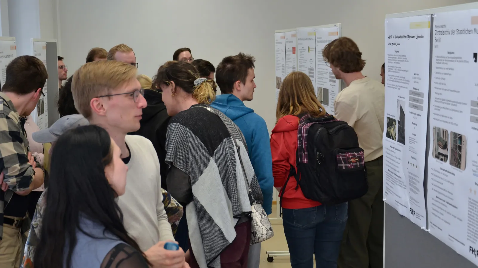 Studierende vor Stellwänden mit Praktikumspostern