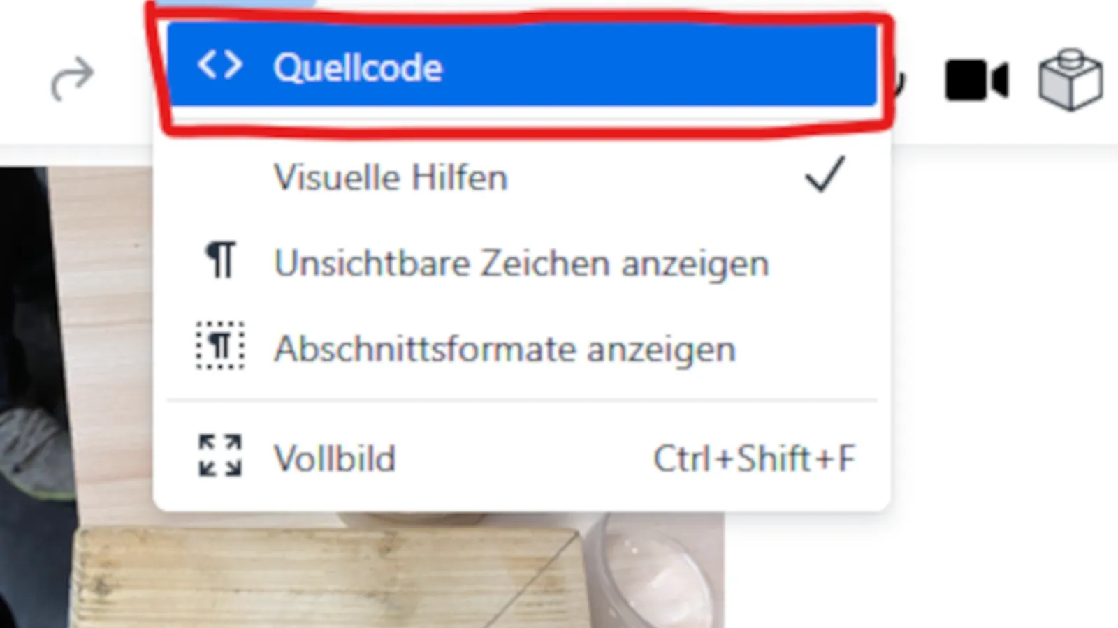 Screenshot des Antwort-Editors. Ausgewählt ist das Dropdown "Ansicht" und der Button "Quellcode" ist markiert.