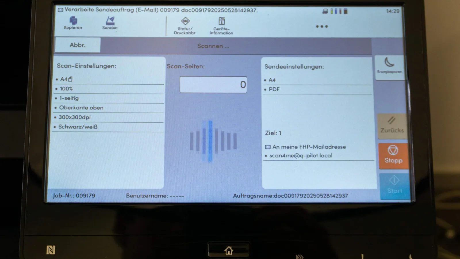 Bedienfeld eines Multifunktionsdruckers im Sendevorgang
