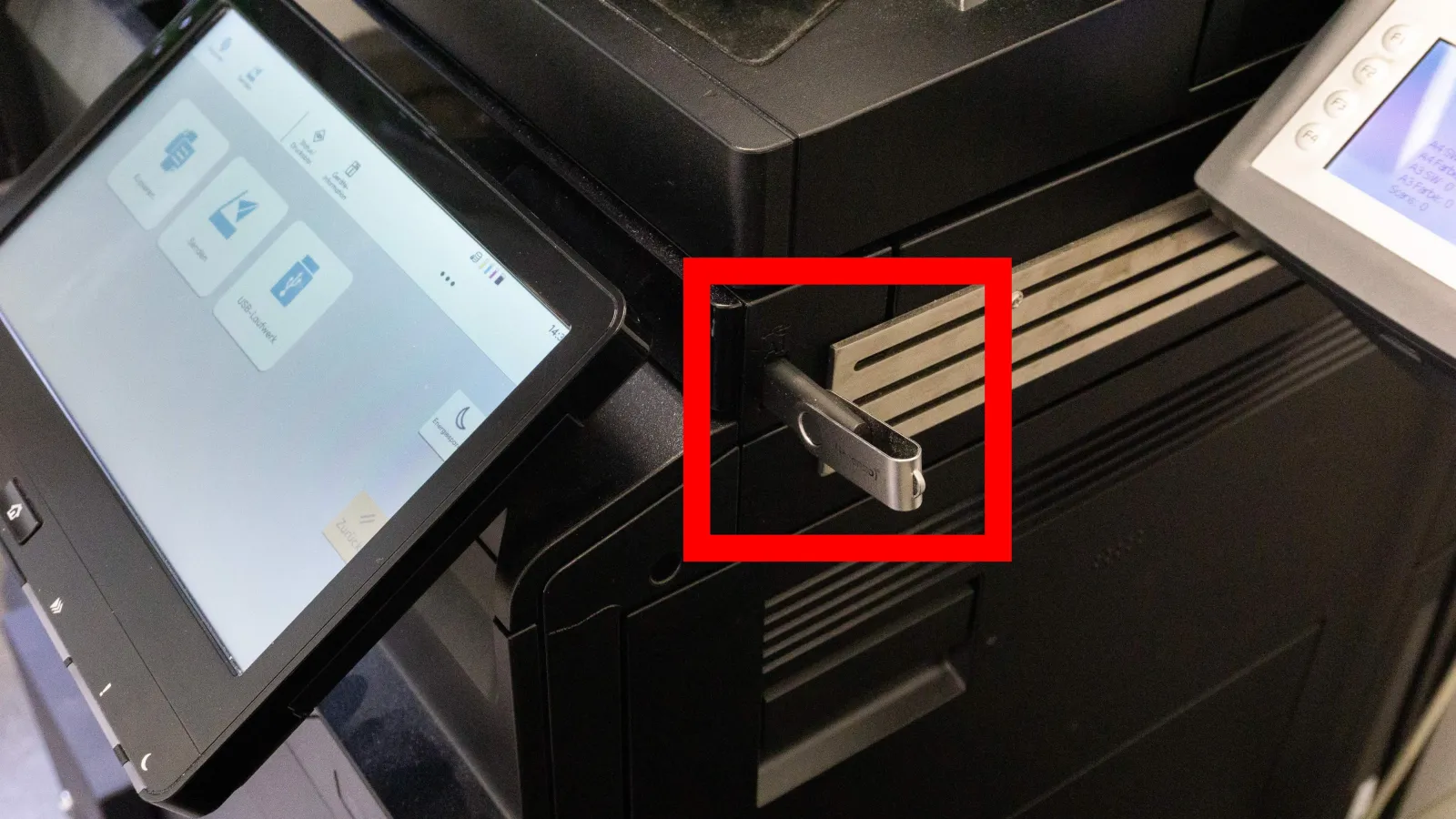 Die rechte eines Multifunktionsdrucker, ein eingesteckter USB-Stick ist rot markiert.