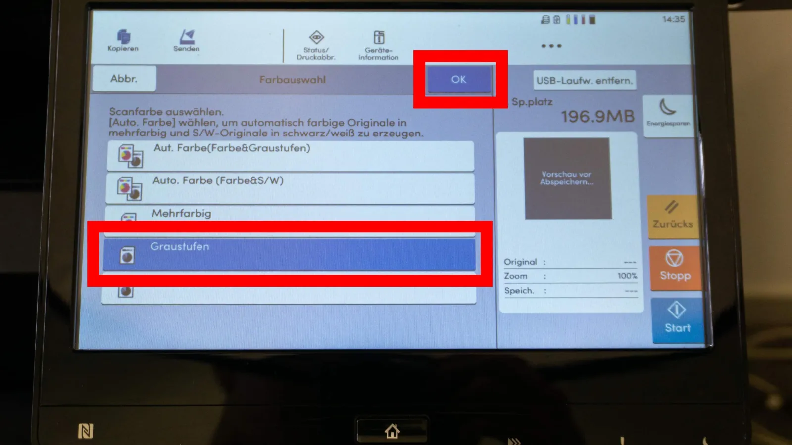 Bedienfeld eines Multifunktionsdruckers im Farbauswahl-Menü, der Bereich „Graustufen“ und "OK" ist rot markiert.