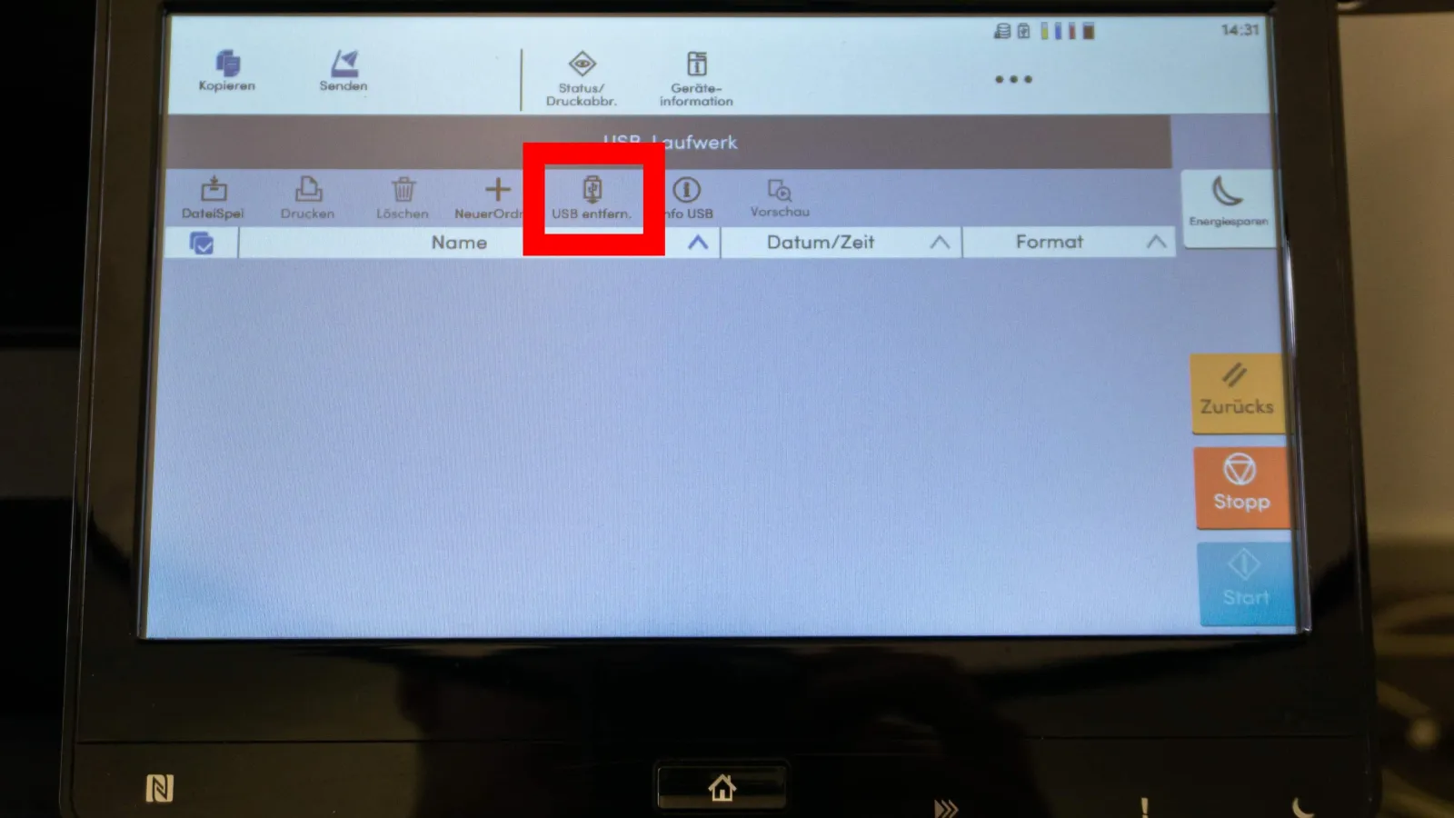 Bedienfeld eines Multifunktionsdruckers im USB-Menü, der Bereich „USB entfern.“ ist rot markiert.