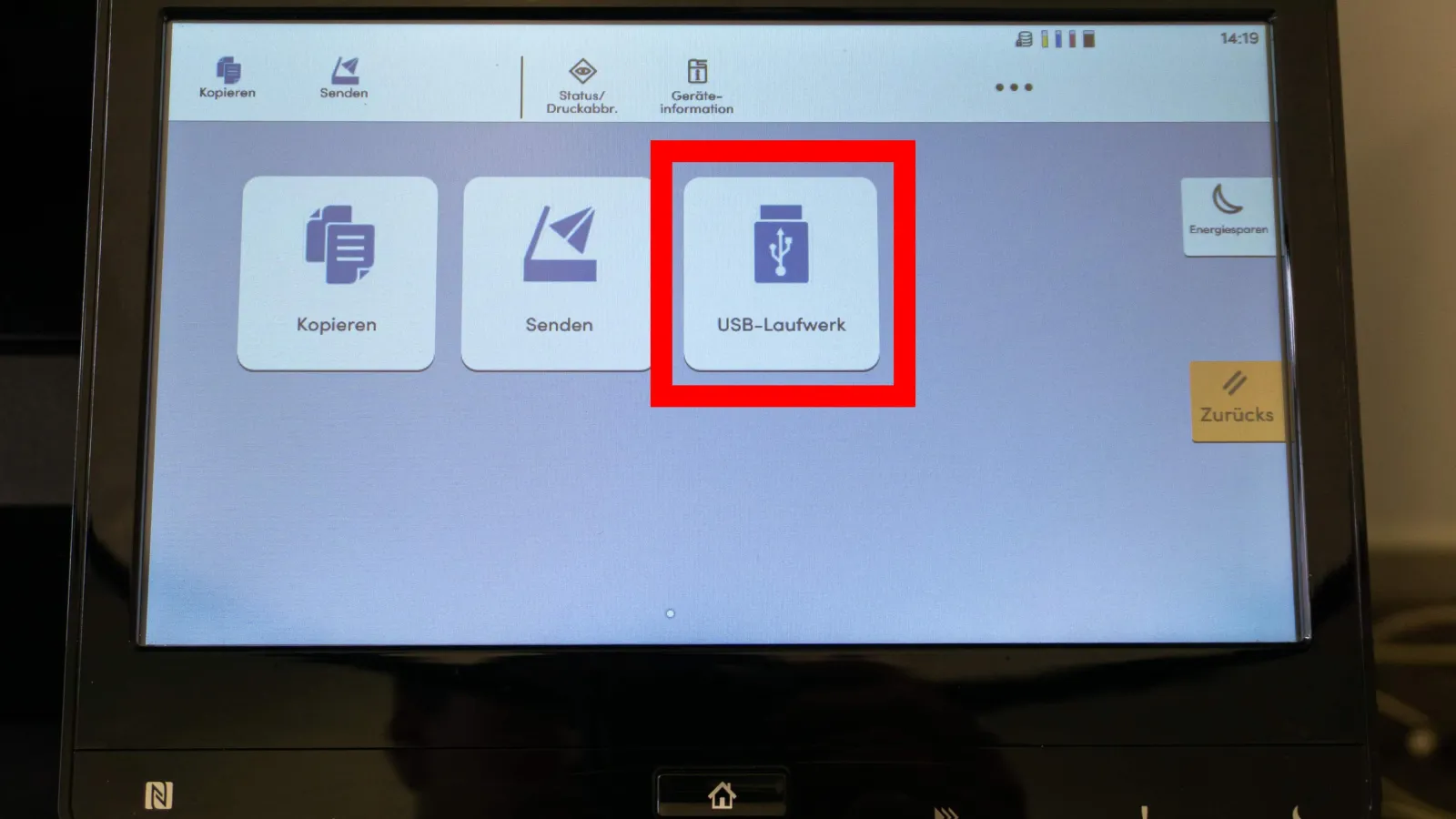 Bedienfeld eines Multifunktionsdruckers im Hauptmenü, der Bereich „USB-Laufwerk“ ist rot markiert.