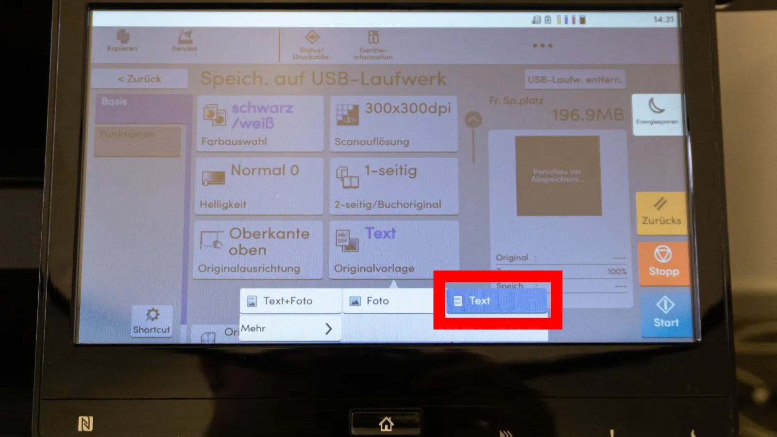 Bedienfeld eines Multifunktionsdruckers im Basismenü, mit einem Pop-up Fenster, der Bereich „Text“ ist rot markiert.