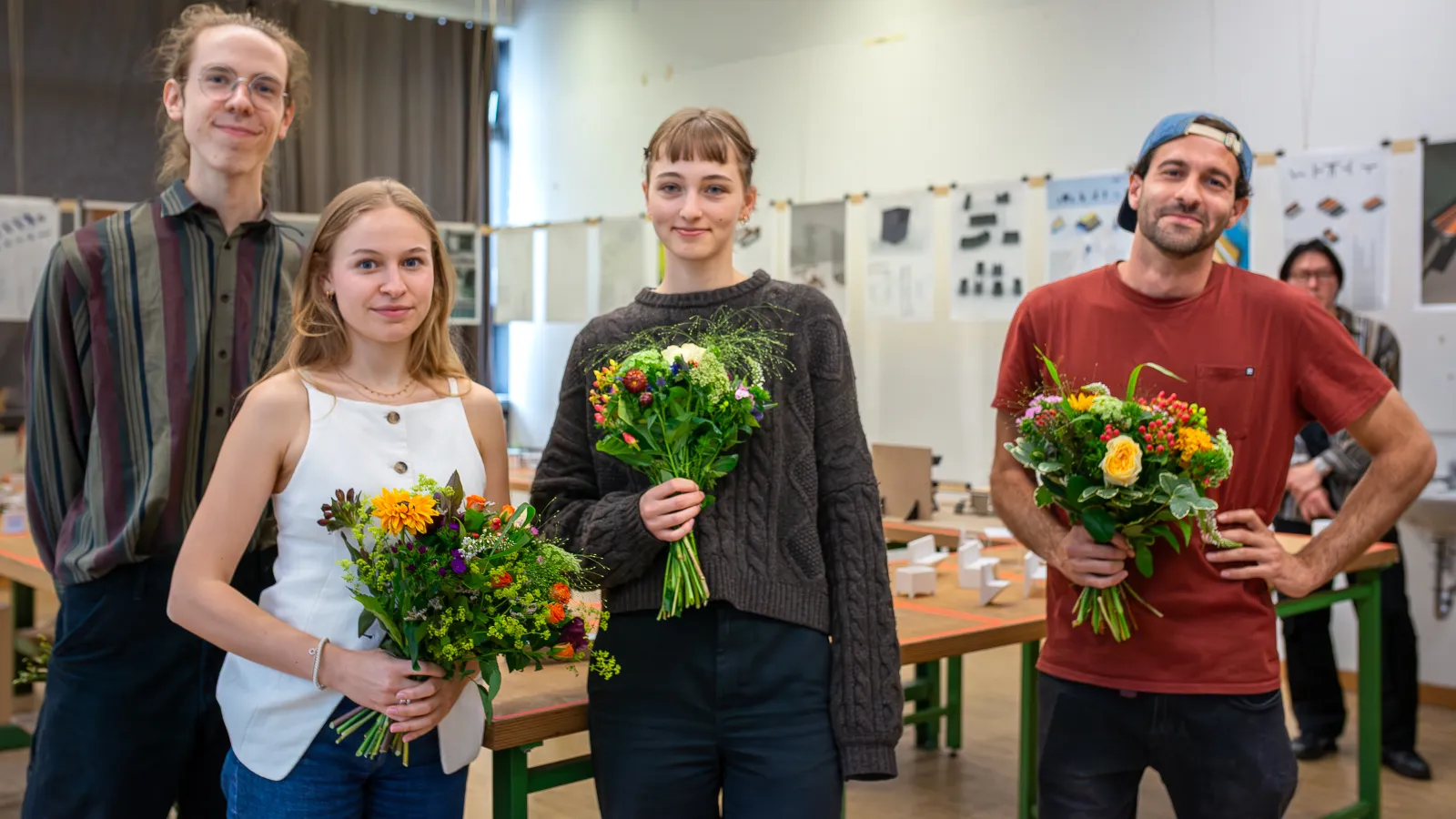 Foto der Siegerinnen und Sieger des Studentischen Wettbewerbs aus dem Transferprojekt "Public Domain – Möbel für draußen"