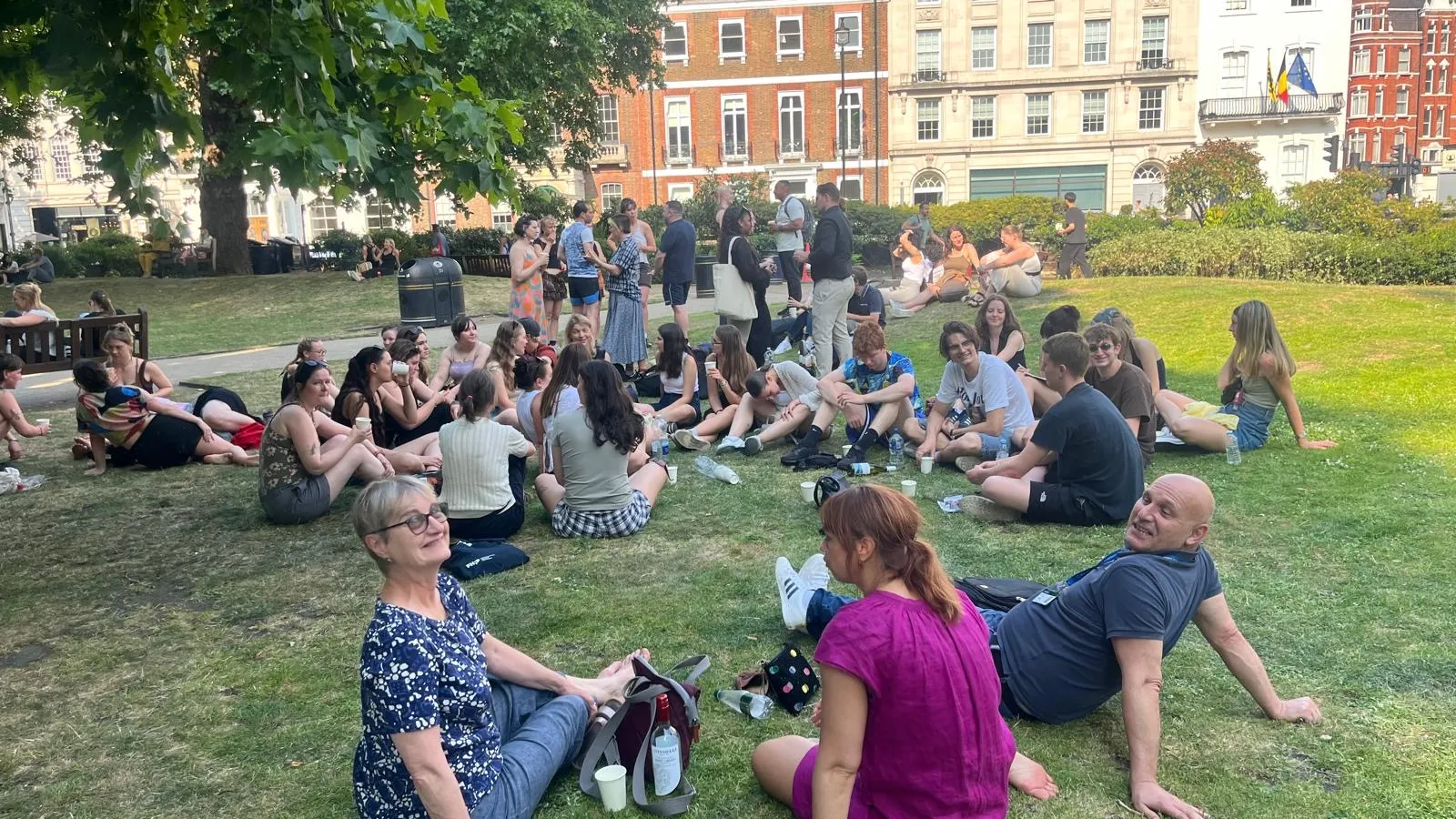 Studierende der Sozialen Arbeit sitzen in Gruppen auf einer Wiese an der University of Westminster während einer Studienreise im Juni 2025
