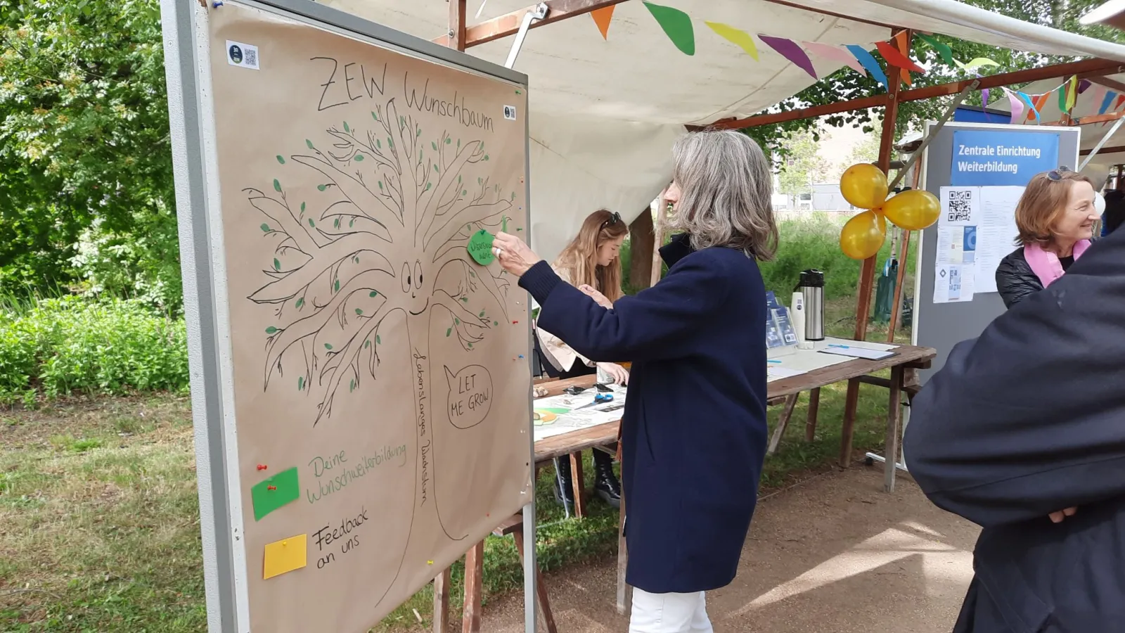 Frau heftet Post-It an Flipchart