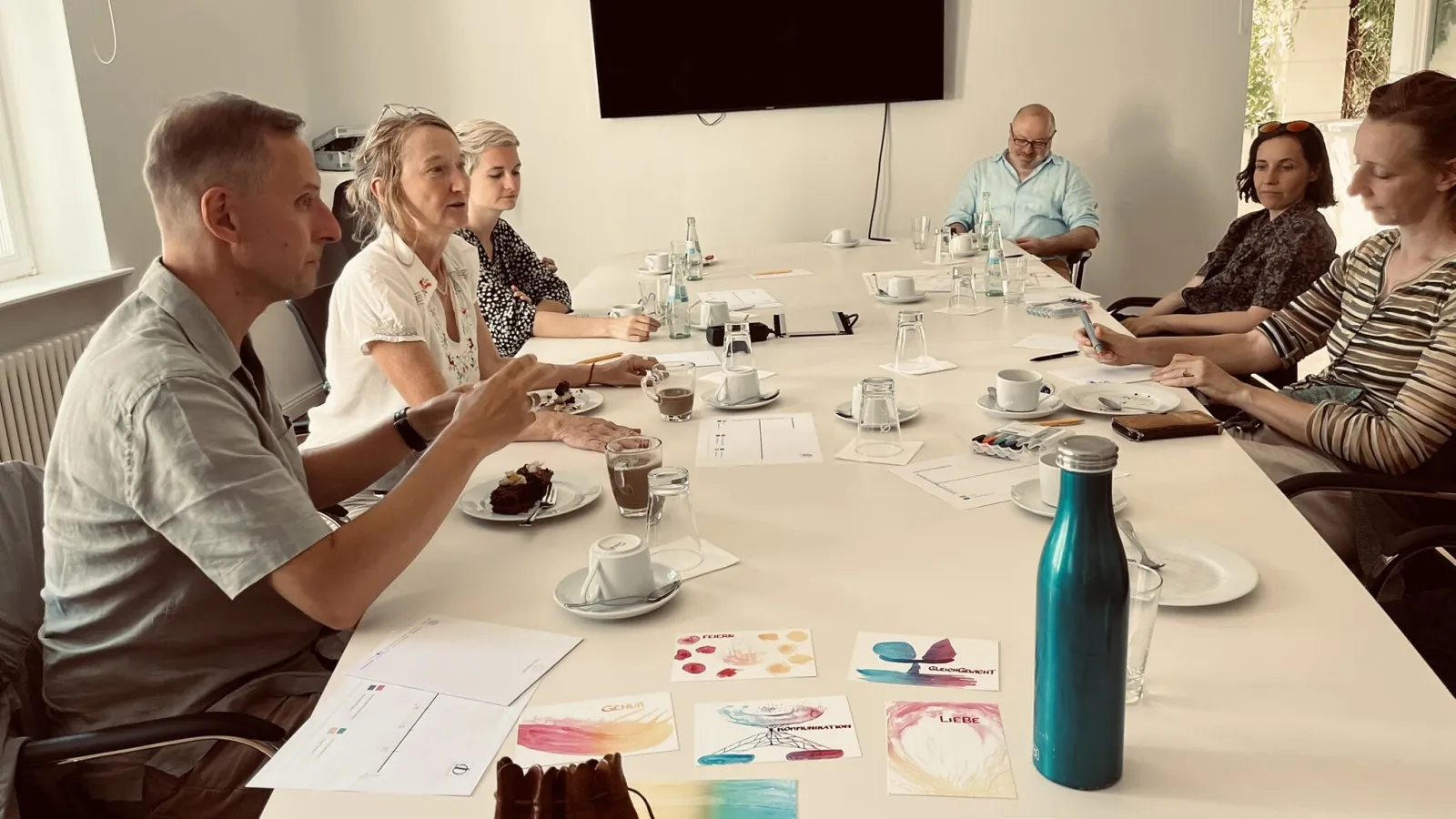 Besprechung von Mitarbeitenden in einem Meetingraum