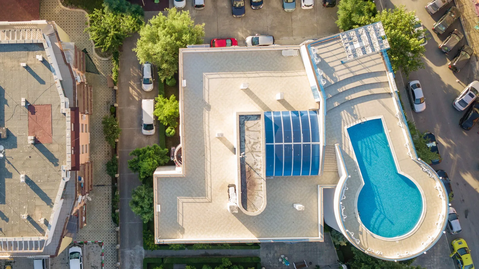 Swimmingpool auf einem Gebäude