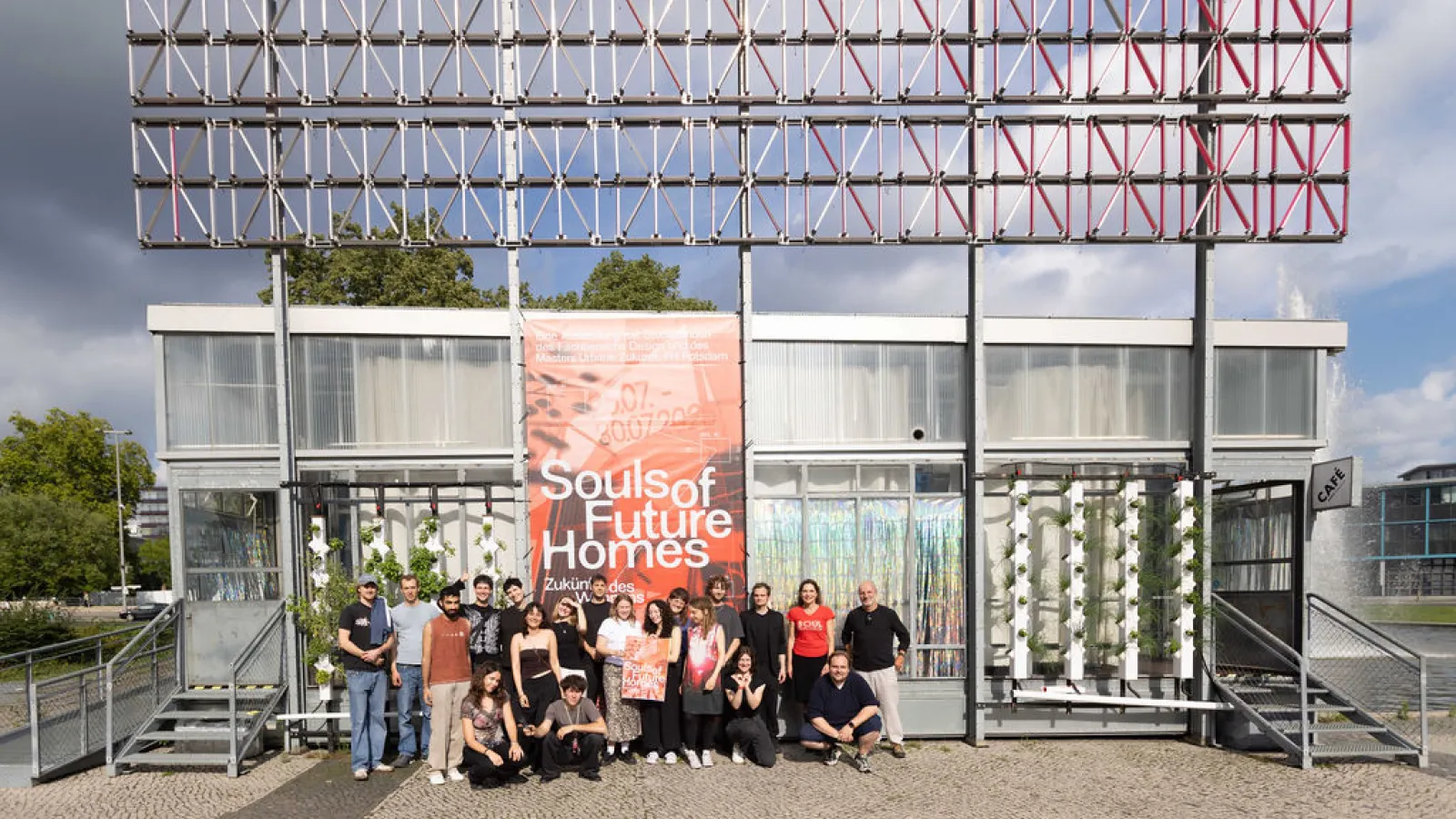 Studierende vor dem BHROX