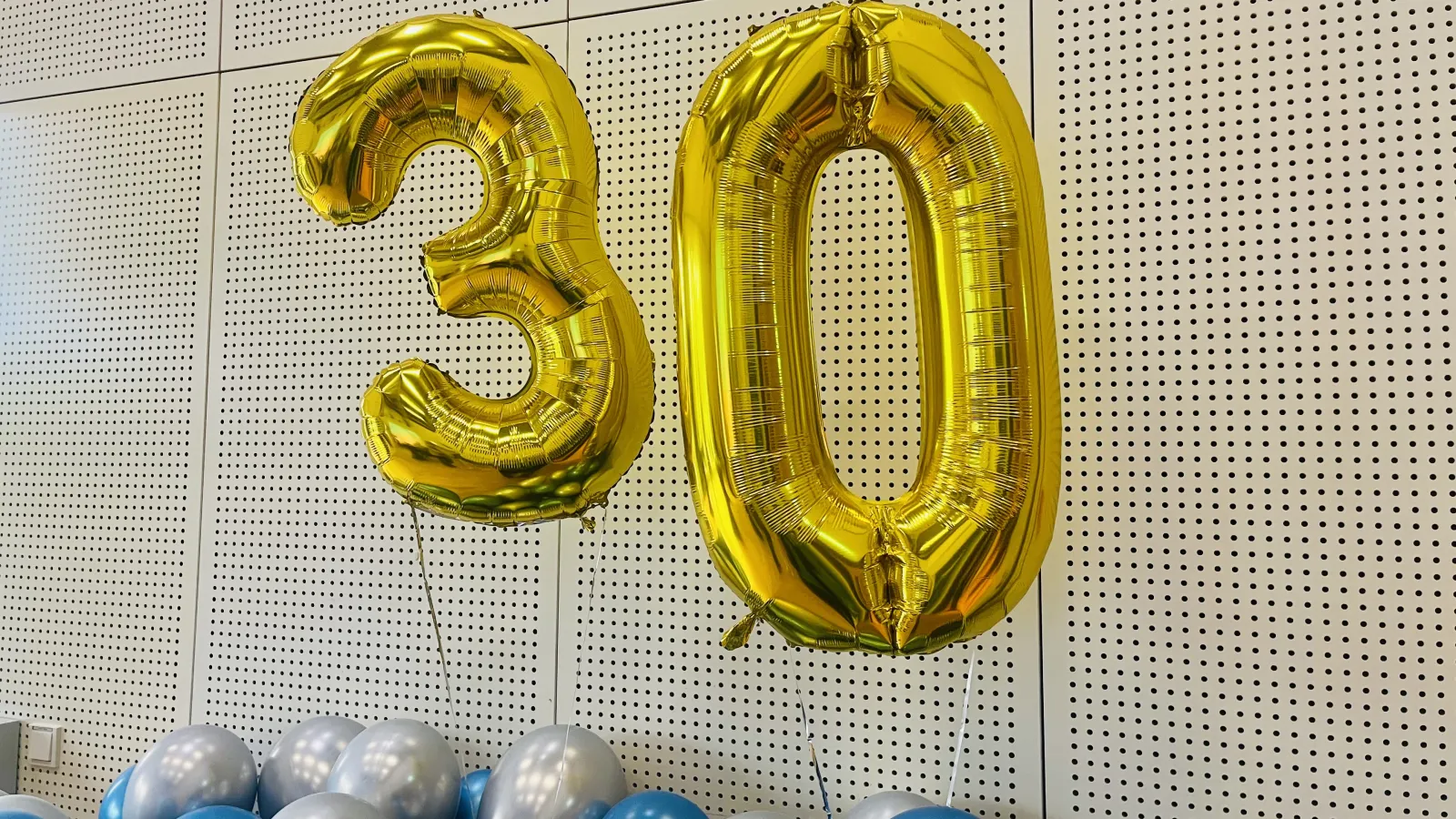 Goldene Luftballons mit den Zahlen 3 und 0