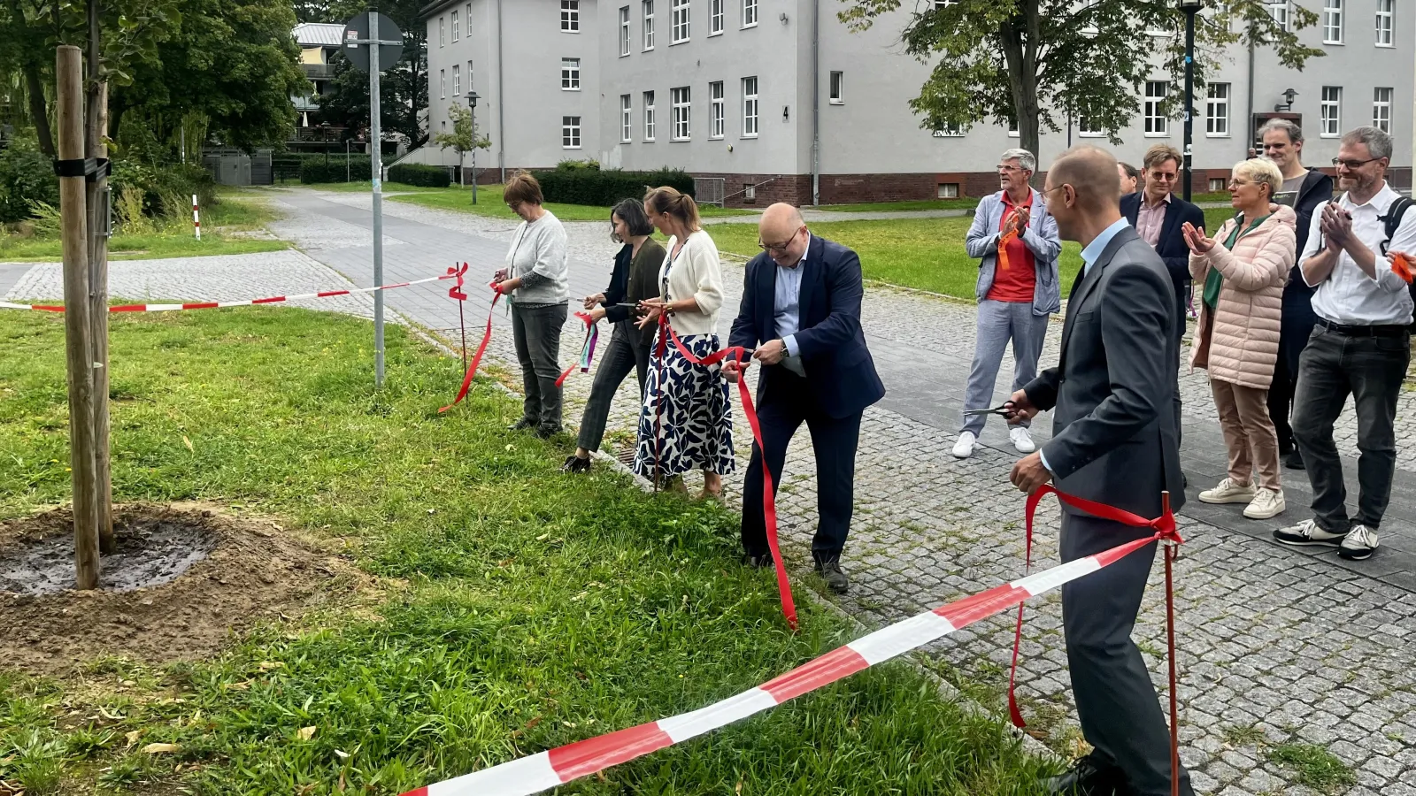 Gruppe von Menschen zerschneidet Bänder zur Einweihung des ZEW-Jubiläumsbaums