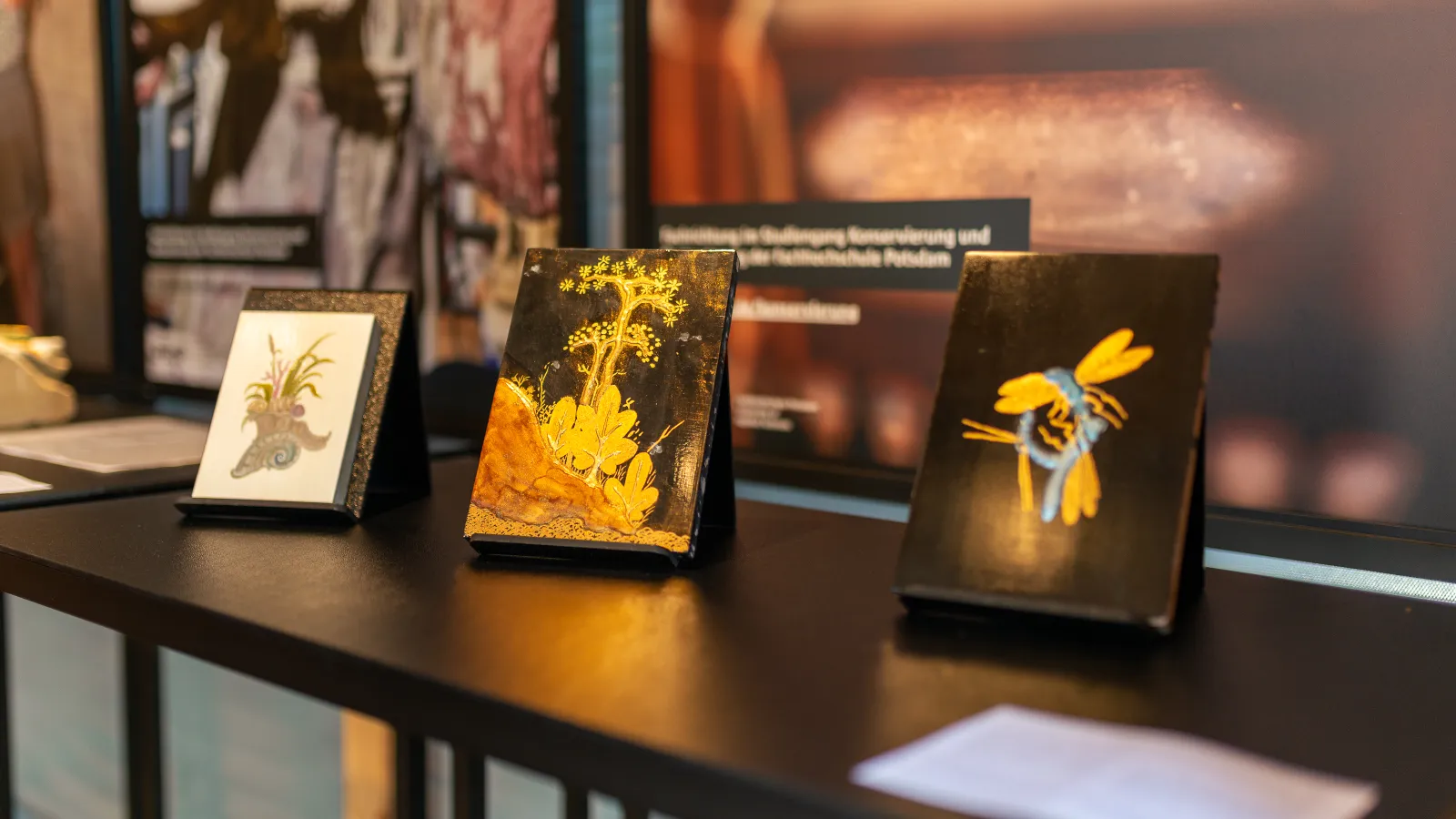 Detailfoto einer Ausstellung von Arbeiten aus der Konservierung und Restaurierung der Fachhochschule Potsdam im FHP Mobil