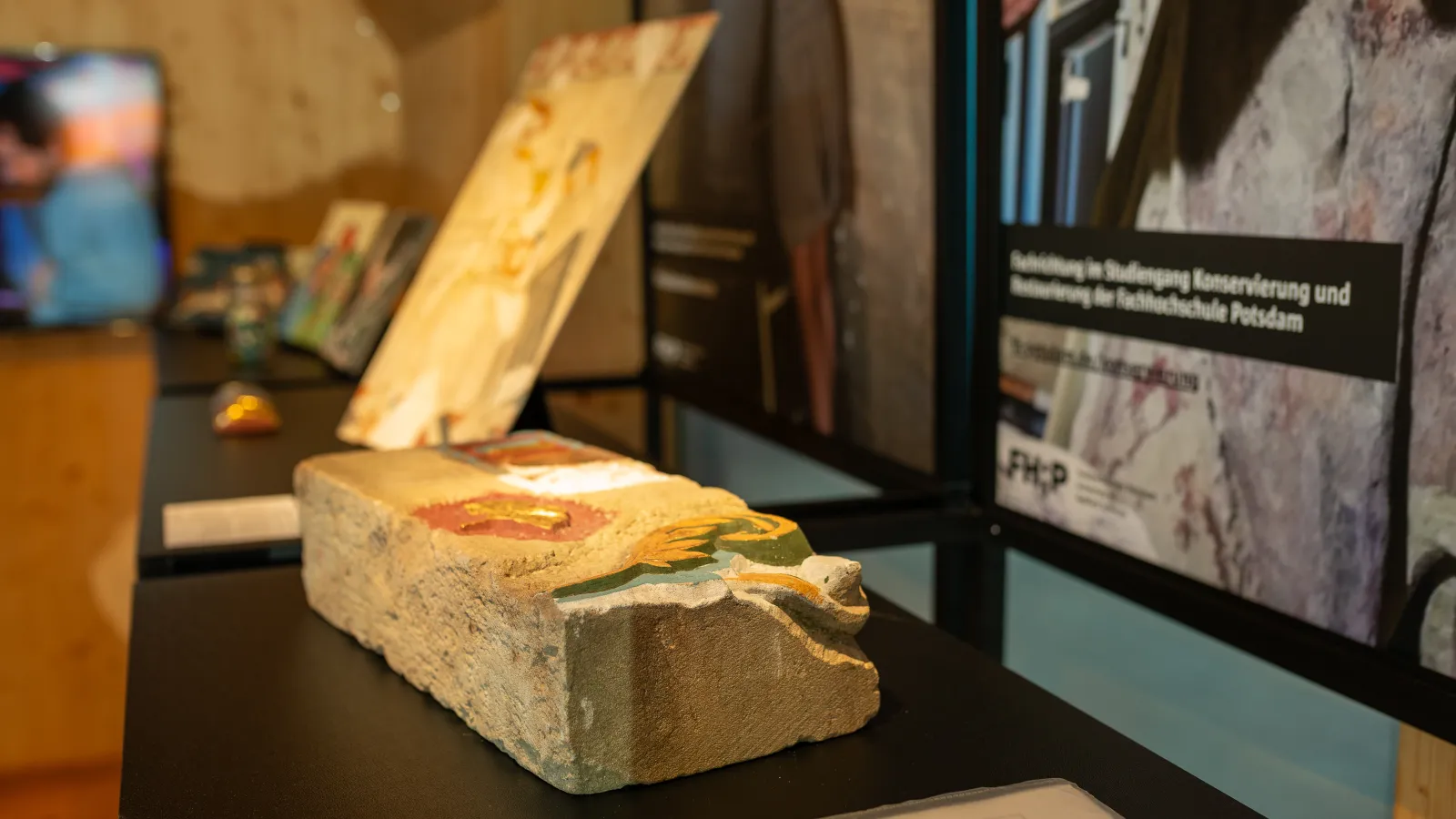 Detailfoto einer Ausstellung von Arbeiten aus der Konservierung und Restaurierung der Fachhochschule Potsdam im FHP Mobil