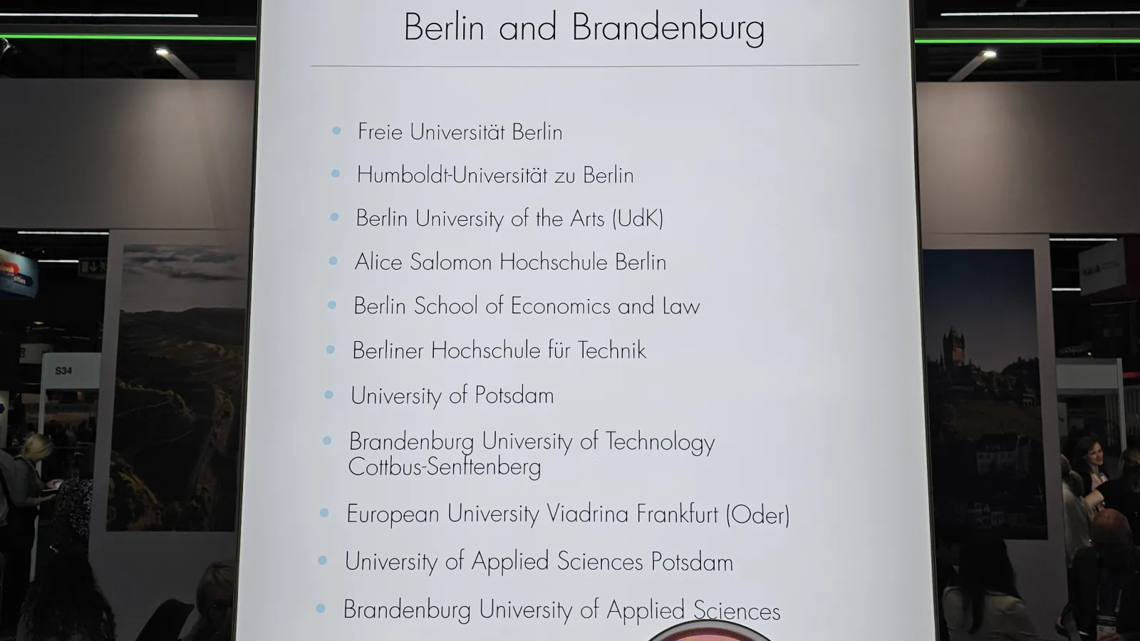 Präsentationstafel der Berlin-Brandenburgischen Hochschulen