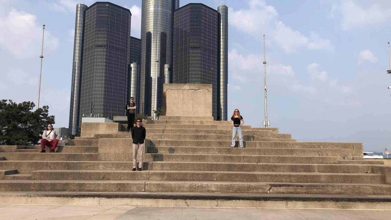 Das Bild zeigt Teilnehmende der Exkursion vor den GM Towers.