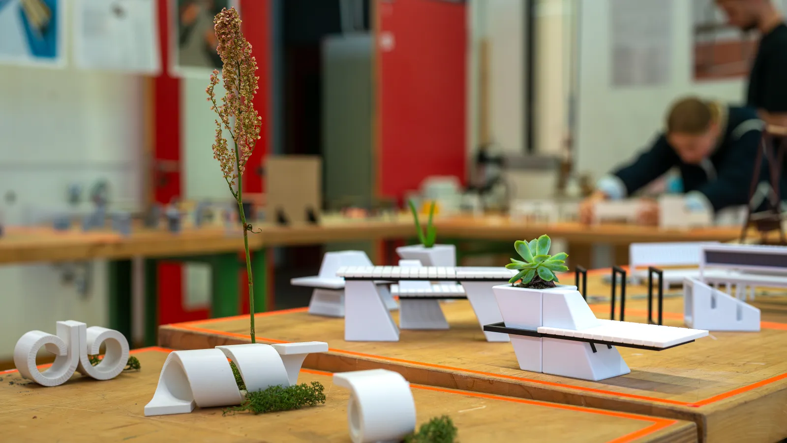 Foto von 3D gedruckten Entwürfen zum Thema Stadtmöblierung aus dem Transferprojekt "Public Domain – Möbel für Draußen"