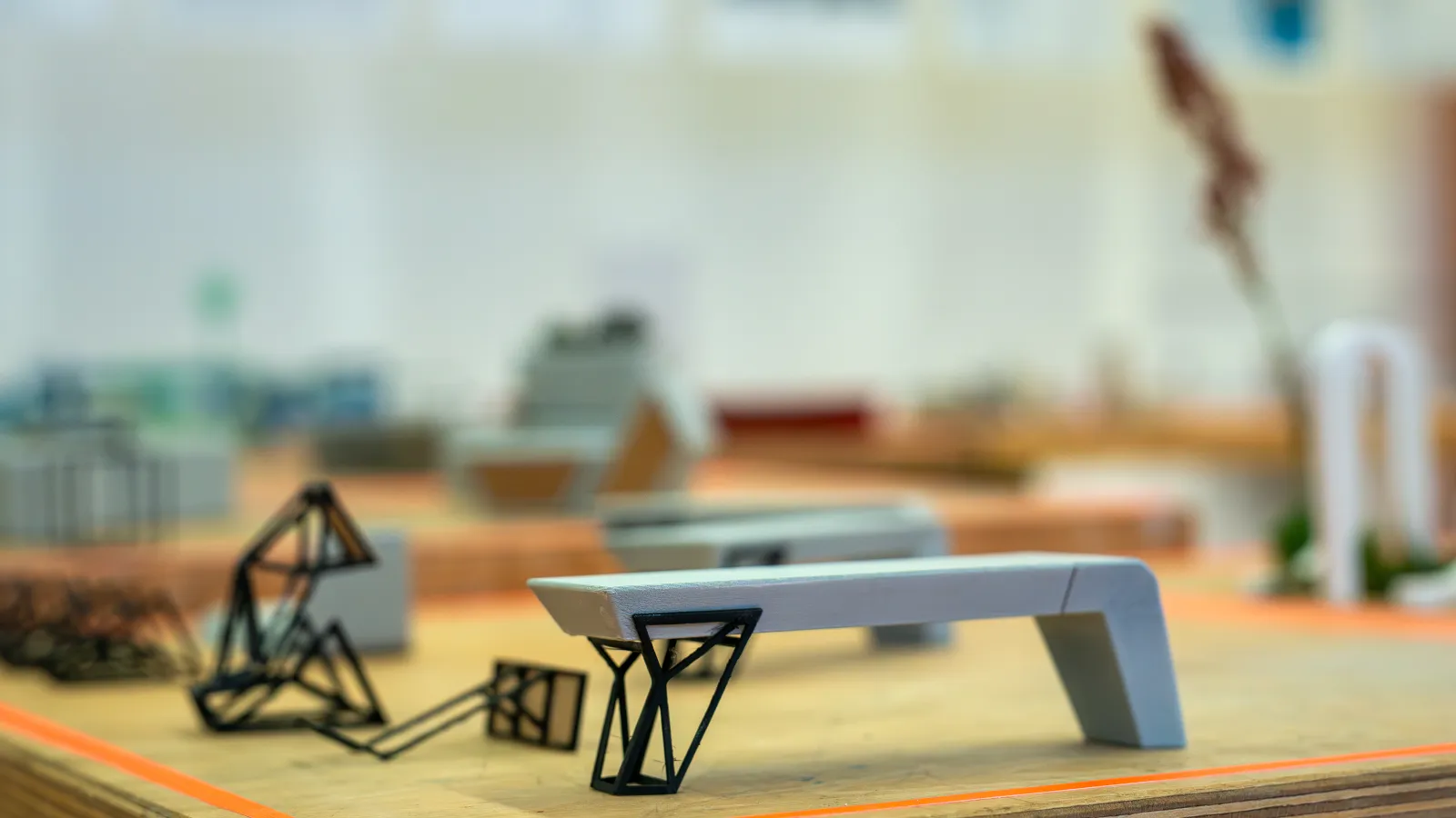 Foto von 3D gedruckten Entwürfen zum Thema Stadtmöblierung aus dem Transferprojekt "Public Domain – Möbel für Draußen"