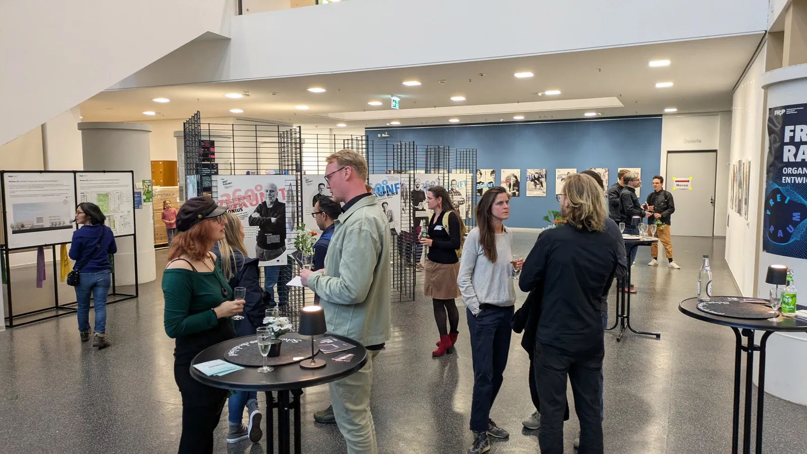 Menschengruppe im Gespräch