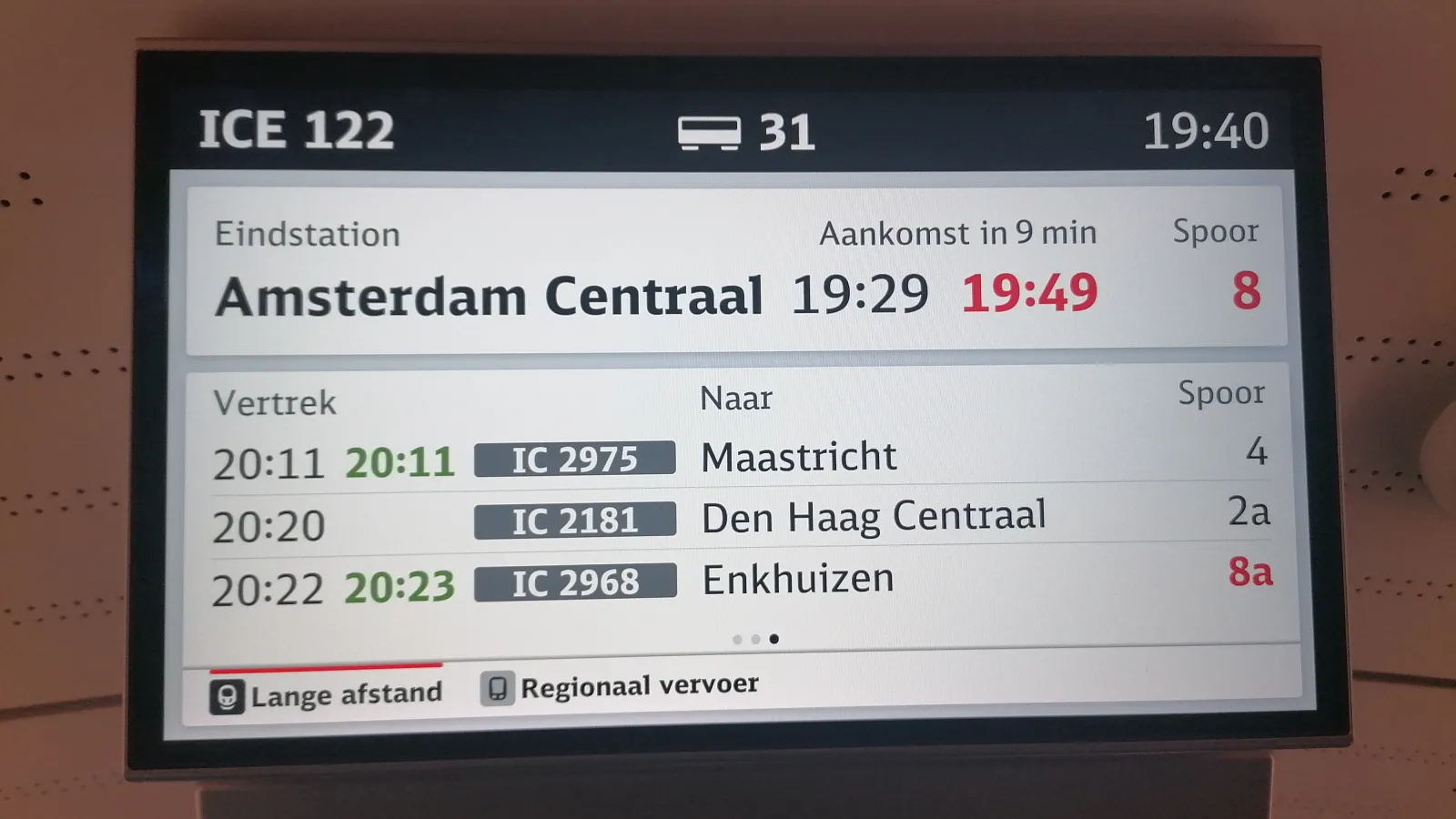 Anzeigetafel mit Zuginformationen: ICE 122, Endstation Amsterdam Centraal, Ankunft 19:29 und 19:49 auf Gleis 8, Abfahrten zu Zügen nach Maastricht, Den Haag Centraal und Enkhuizen mit jeweiligen Gleisnummern.