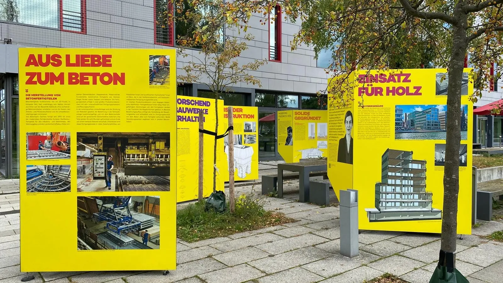 Aufsteller an der Fachhochschule Potsdam für eine Ausstellung von Kollektiv Perspektiv Wechsel