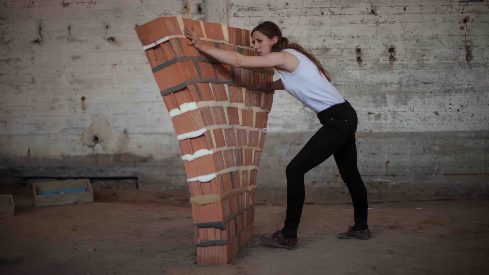 Die Künstlerin Rike Horb und ihr Kunstinstallation flexible walls