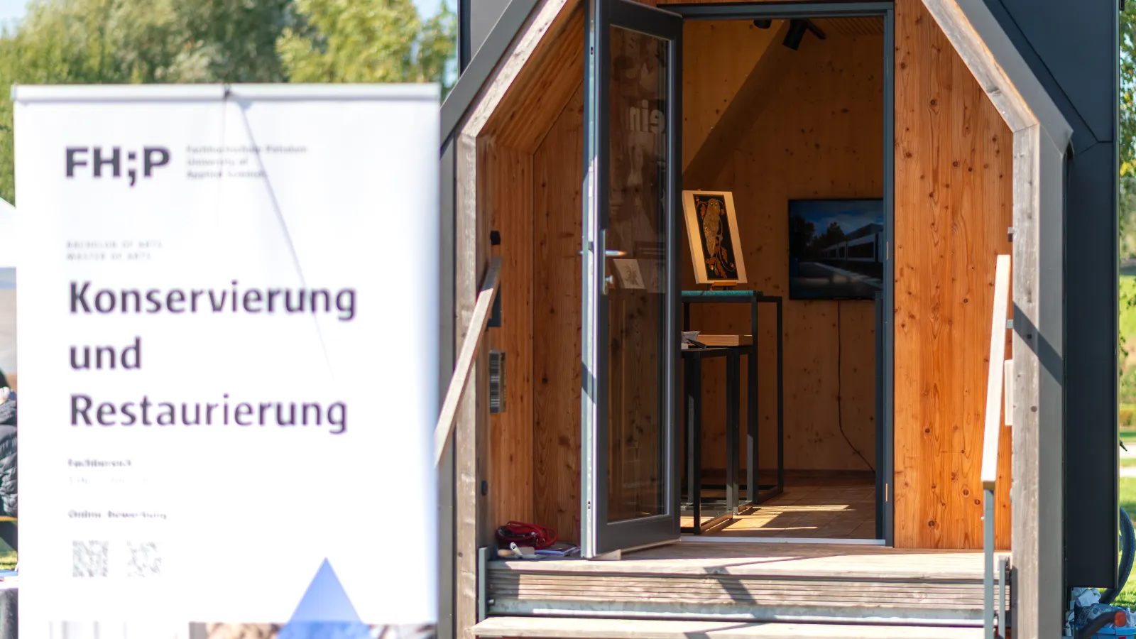Foto der Ausstellung der Konservierung und Restaurierung im FHP Mobil auf dem Potsdamer Umweltfest 2025